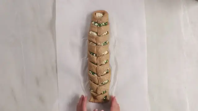 'Video thumbnail for Cheesy Chicken and spinach storomboli ring'