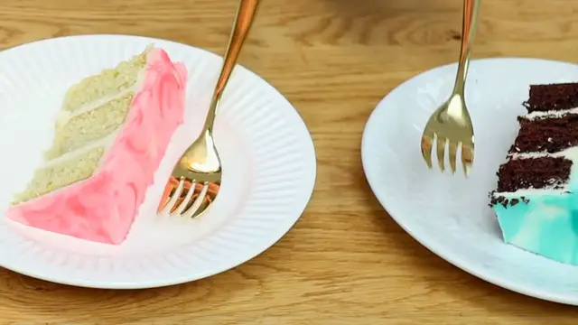 'Video thumbnail for How to Cut a Tier Cake (3 Ways)'