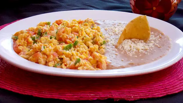 'Video thumbnail for Auténticos huevos a la mexicana'