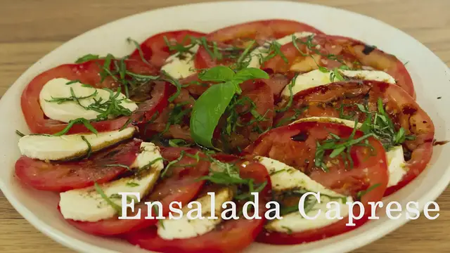 'Video thumbnail for Receta para hacer Ensalada Caprese de Tomate y Mozzarella'