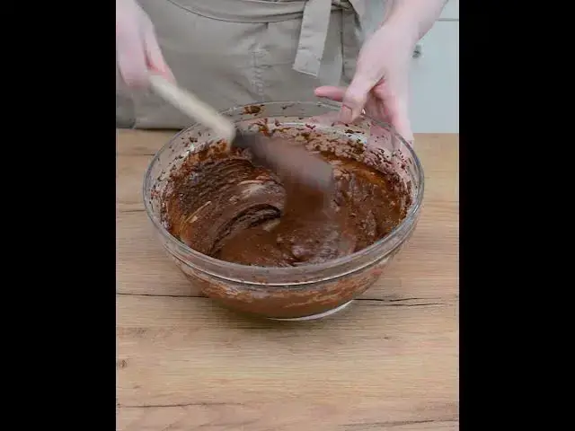 'Video thumbnail for 🍫 Cel mai bun chec cu ciocolată #bucatearomate #prajituri #desert #retetesimple'