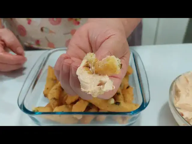 'Video thumbnail for TEM BATATA EM CASA? ENTÃO FACA ESSE SALGADINHO CROCANTE E FÁCIL'