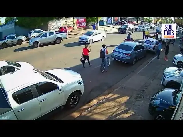 'Video thumbnail for Caixão com corpo dentro cai de carro funerário no meio de avenida em Araguaína (TO)'