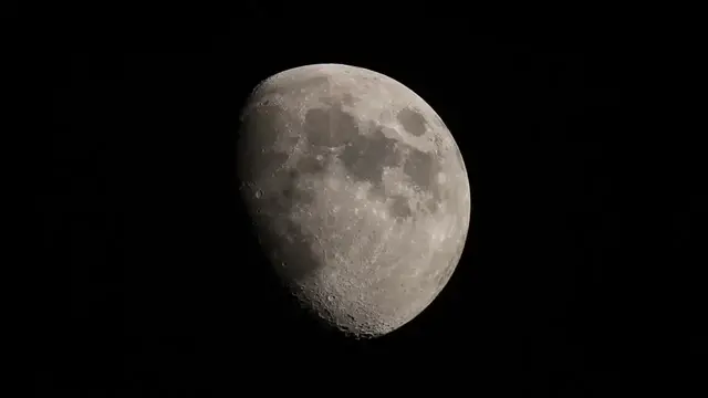 'Video thumbnail for Waxing Gibbous Moon through an 8" Sky-Watcher Explorer BD N200/1000'