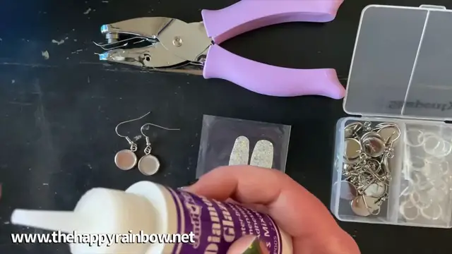 'Video thumbnail for How to make earrings with Color Street'