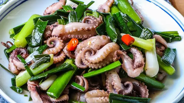 'Video thumbnail for Chinese Octopus Recipe: Fried With Garlic'
