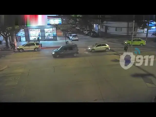 'Video thumbnail for Chófer de app evadió un control, atropelló a un policía y lo llevó en capot por más de tres cuadras'