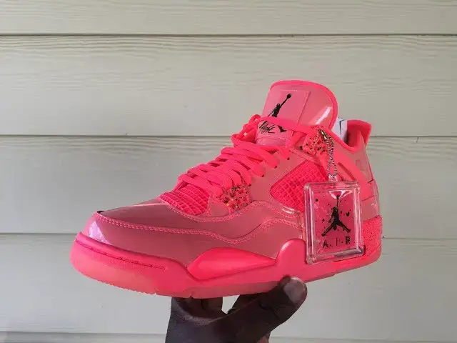 'Video thumbnail for Quick Look At The women’s Air Jordan 4 Hot Punch - Buy It Now'