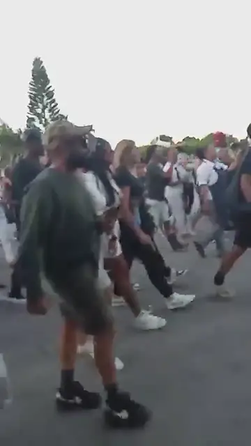 'Video thumbnail for Imágenes exclusivas de la procesión y el entierro de El Taiger en el Cementerio de Colón en La Habana'