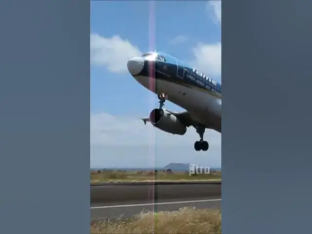 'Video thumbnail for INCREÍBLE ATERRIZAJE EN #GALAPAGOS 😱 #aviation #avion #vuelo #aeropuerto'