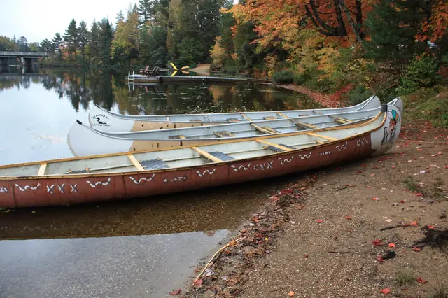 'Video thumbnail for Algonquin Provincial Park Kanada im Herbst: Entdecke Lodges, Bären und Wölfe in Ontario!'