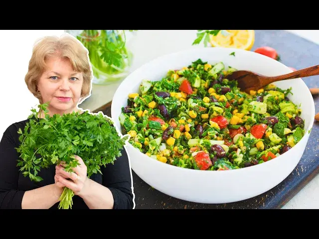 'Video thumbnail for 🥑🍅🥒 Revigorează-ți meniul cu o SUPER-SALATĂ plină de vitamine 🌿 Salata de PĂTRUNJEL cu avocado!'