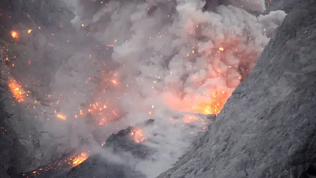 'Video thumbnail for Spectacular volcanic eruption at Batu Tara volcano, Indonesia'