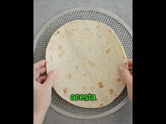 'Video thumbnail for 🍕 Pizza RAPIDĂ pe lipie libaneză #bucatearomate #retetesimple #pizza'