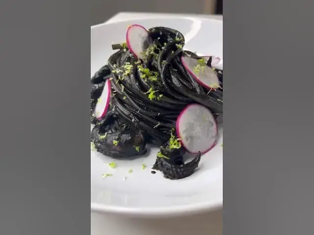 'Video thumbnail for Linguine al nero di seppia #nerodiseppia #cuisineitalienne #recetteitalienne #pasta #pastalover'