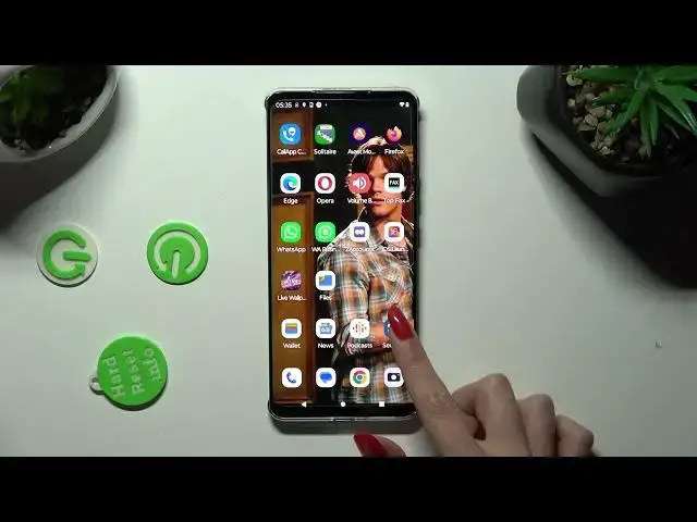 'Video thumbnail for How to Download and Apply iOS Launcher on Motorola Edge 40 - iOS Launcher App'