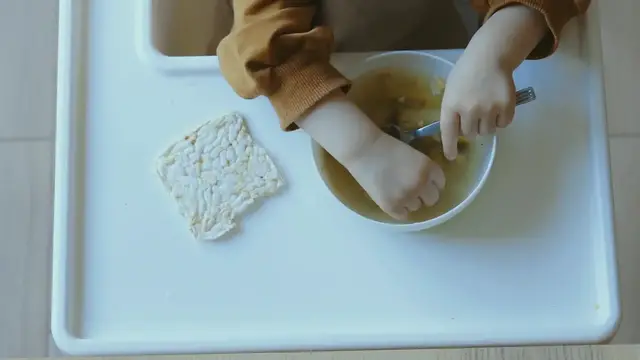 'Video thumbnail for When Do Babies Start Eating Baby Food? A Helpful Guide'