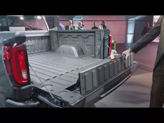 'Video thumbnail for 2019 GMC Sierra MultiPro Tailgate Demonstration'