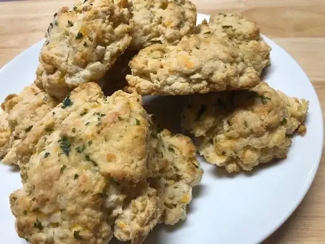 'Video thumbnail for RED LOBSTER COPYCAT CHEDDAR BAY BISCUITS'