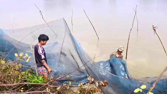 'Video thumbnail for Fishman catch a lot fish in river'