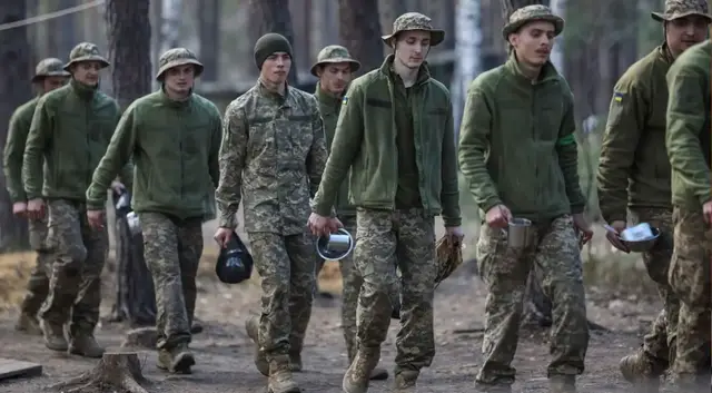 'Video thumbnail for Ukraine offers cash incentives to lure young recruits amid troop shortages'