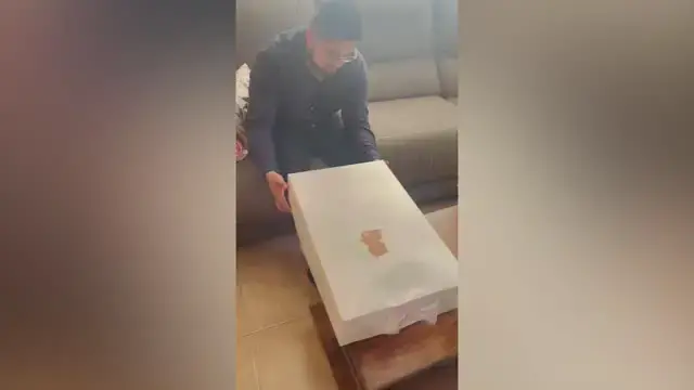 'Video thumbnail for Hombre Recibe Osito Hecho Con Blusa De Boda De Su Madre Fallecida'