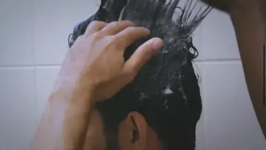 'Video thumbnail for Welchen Einfluss hat tägliches Haarewaschen auf Haarausfall?'