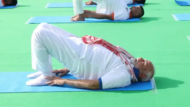 'Video thumbnail for India's Modi joins crowds to celebrate world yoga day'
