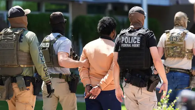 'Video thumbnail for Federal agents arrest migrants outside immigration courts'