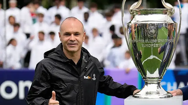 'Video thumbnail for UEFA Champions League trophy arrives in Munich ahead of Saturday's final'