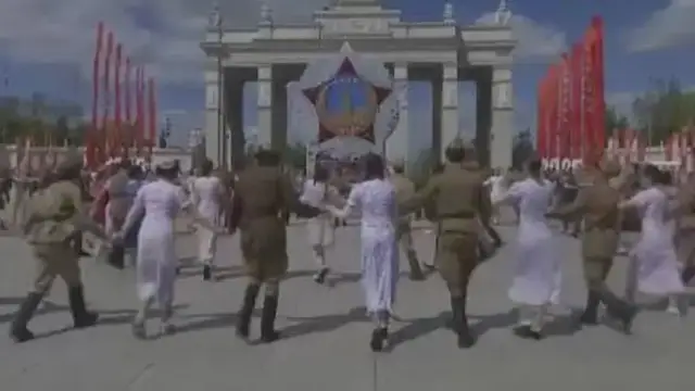 'Video thumbnail for Moscow students dance to honour WWII veterans'