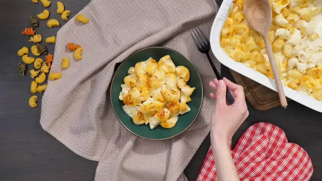 'Video thumbnail for The perfect mac and cheese recipe ! The family loves it'