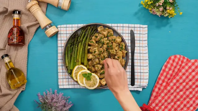 'Video thumbnail for Healthy , easy to make recipe ! Asparagus and butter chicken'