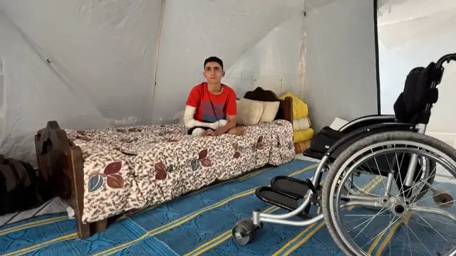 'Video thumbnail for Teenage Gaza gymnast who lost both legs dreams of walking again'