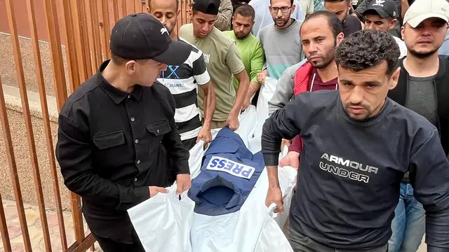 'Video thumbnail for Palestinians mourn journalist burned alive in Israeli strike on Gaza tent'