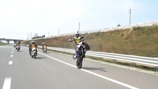 'Video thumbnail for Stunt rider performs one mile long no-handed motorcycle wheelie'