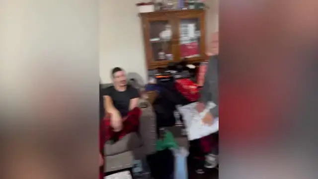 'Video thumbnail for Abuelito Llora Al Recibir Manta Con Fotos De Su Esposa Fallecida De 56 Años'