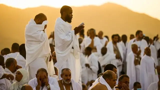 'Video thumbnail for Nearly 2 million Muslim pilgrims gather at Mount Arafat for prayers on second day of Hajj'