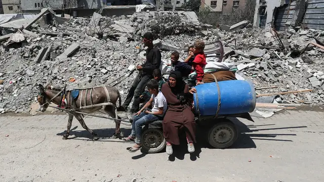 'Video thumbnail for Israel attacks Palestinians forced to evacuate north Gaza'