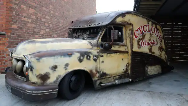 'Video thumbnail for A Seven Day Transformation With This London Taxi Into Rat-Rod'