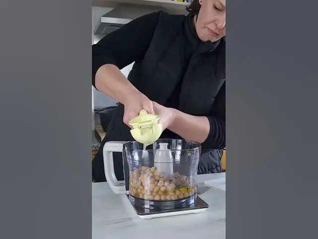 'Video thumbnail for Humus de grão e pimento vermelho assado'
