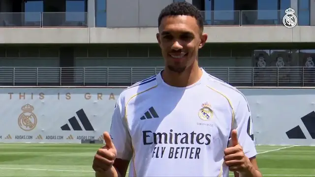 'Video thumbnail for Alexander-Arnold shows off ball skills after Real Madrid move'