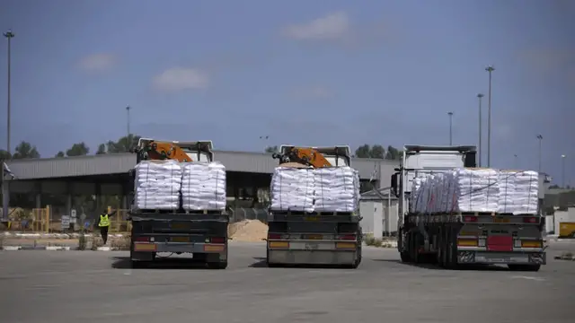 'Video thumbnail for First aid trucks entering Gaza are 'a drop in the ocean', says UN aid chief'