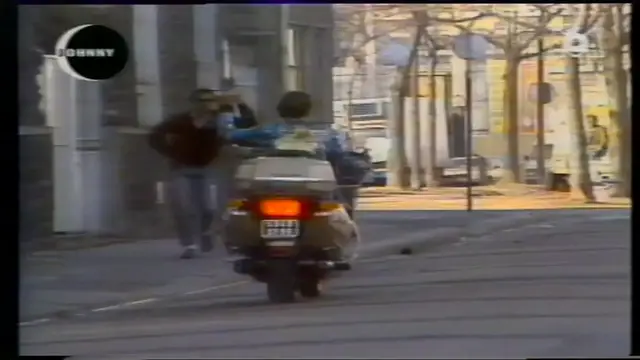 'Video thumbnail for Johnny Hallyday - Mon p'tit loup - 1984'