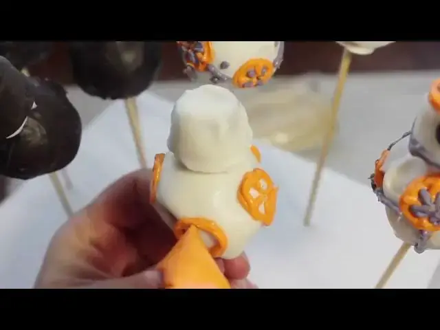 'Video thumbnail for How to make Star Wars BB8 VS BB9E cake pops!'
