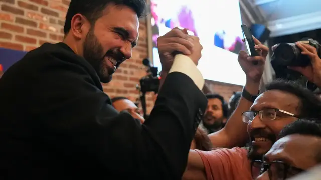'Video thumbnail for US Democratic voters turn away from corporate-backed candidates'