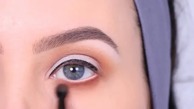 'Video thumbnail for The Power Of Eye Makeup - How To Make Your Eyes Bigger And Smaller'