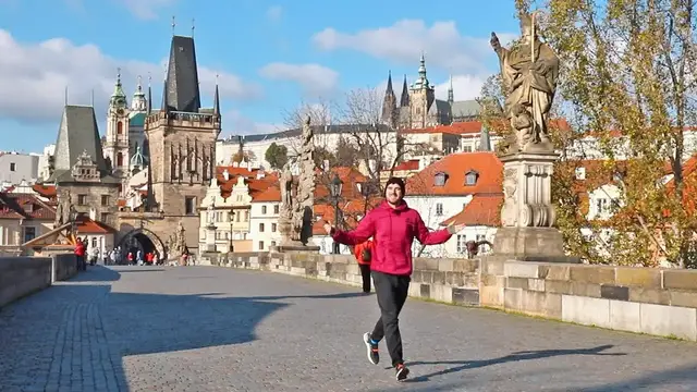 'Video thumbnail for HOW TO SEE THE BEST of PRAGUE in 2 HOURS (Honest Guide)'