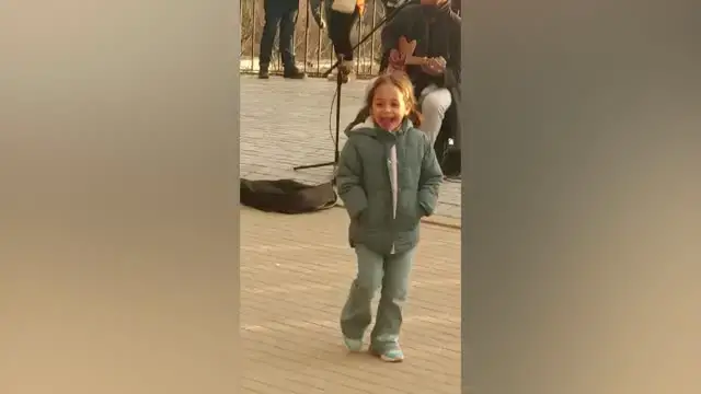 'Video thumbnail for Desconocidos Copian Movimientos De Una Niña Cuando Baila Al Ritmo De La Música Callejera'