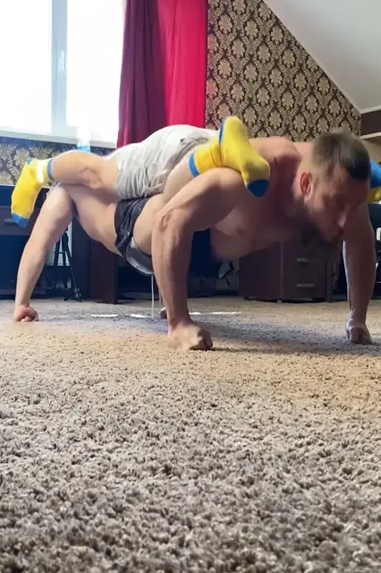'Video thumbnail for Ukrainian strongmen break tandem push ups world record'